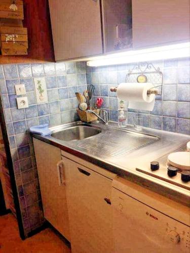 une cuisine avec un évier et un plan de travail dans l'établissement Studio La Plagne, à Aime La Plagne