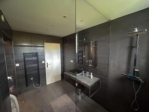 une salle de bain avec une douche en verre et un lavabo dans l'établissement Maison avec jardin à 300 m de la mer, à Saint-Pierre-Quiberon