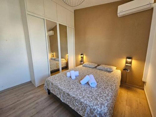 a bedroom with a bed with two pillows and a mirror at Lit'Bout in Lazaret