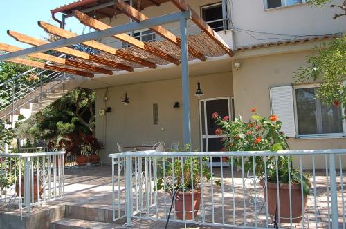 A balcony or terrace at Comfortable Apartment Near The Sea