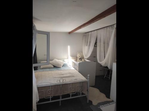 une chambre avec un lit et un grand miroir dans l'établissement Maison loft, jacuzzi, à Livry-Gargan
