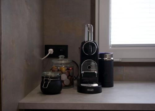 a kitchen counter with a blender on a counter top at Luxuriöses Tiny House in Burgheim
