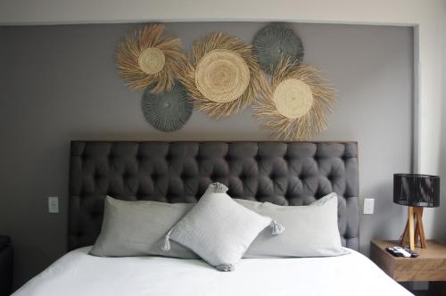 a bedroom with a large bed with white sheets and pillows at Centro Histórico Hermosos Departamentos, Casas Freda in San Luis Potosí