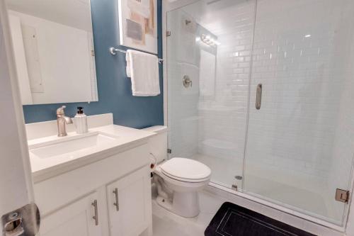 Un baño blanco con inodoro y ducha. en 1 BR 1 BA Luxury - Museum District & Downtown HTX, en Houston