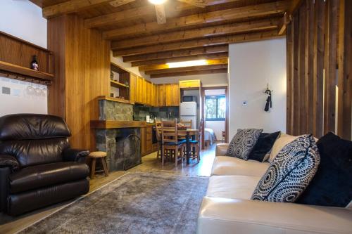 Posezení v ubytování Cozy mountain apartment in Platres