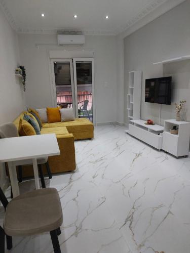 Loutraki comfortable apartment center 50m from the sea