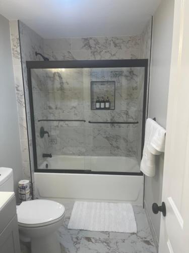 Ένα μπάνιο στο Charming Condo near Gillette Stadium