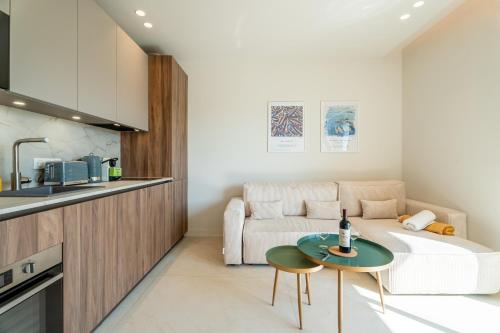 un salon avec un canapé et une table dans l'établissement Parc Borély, Balcon & Résidence de Standing, à Marseille