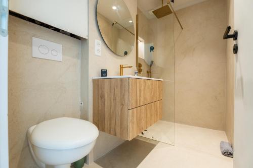 une salle de bain avec toilettes, lavabo et miroir dans l'établissement Parc Borély, Balcon & Résidence de Standing, à Marseille