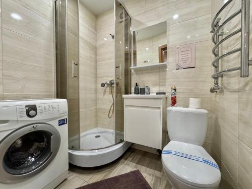 a bathroom with a toilet and a washing machine at ApartPoltava Світлі та затишні апартаменти в Скандинавському стилі ЦЕНТР БАНКІВСЬКИЙ ЧЕК in Poltava
