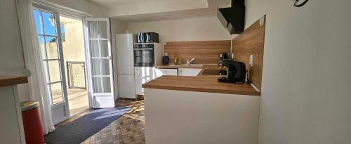 une cuisine avec un comptoir et un réfrigérateur dans l'établissement Villa Berckarosse, à Berck-sur-Mer