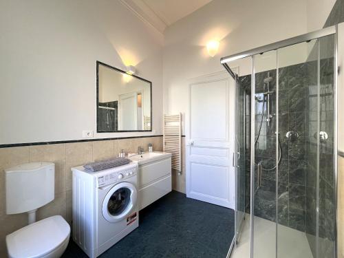 une salle de bain avec une machine à laver et un lave-linge dans l'établissement 10' Monaco - 10' Italia - Incantevole vista mare, à Menton