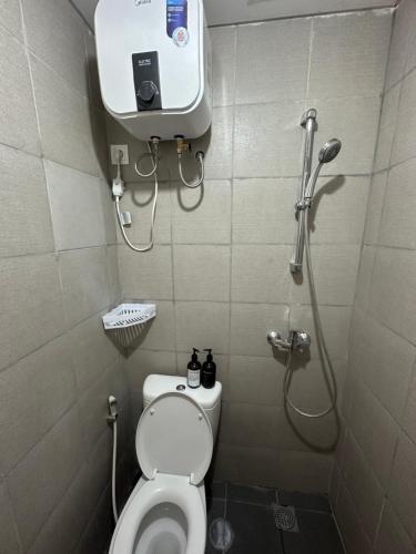 Bilik mandi di Vittorio Apartment Wiyung 1BR sby wifi smtv by ASH
