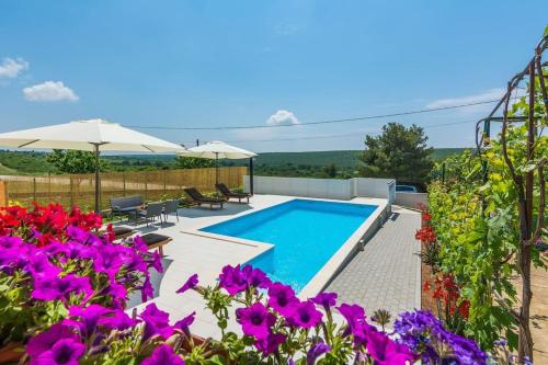 Holiday home with heated pool