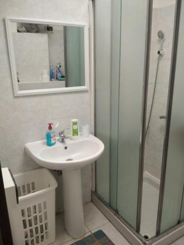 a bathroom with a sink and a shower at "HOUSE OF LELLA 2" appartamento 1 camera da letto - M1 METRO ROSSA in Milan
