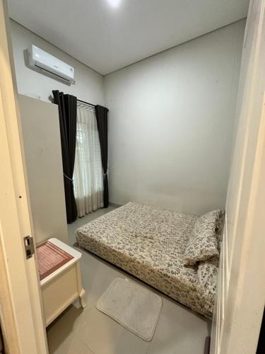 Postel nebo postele na pokoji v ubytování Mangga Homestay Ponorogo