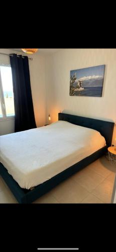 Photo de la galerie de l'établissement Appartement T3 Saint Florent bord de plage vue mer piscine privée, à Niort