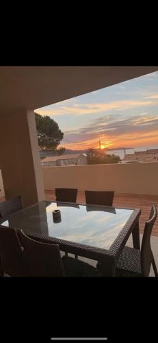 Photo de la galerie de l'établissement Appartement T3 Saint Florent bord de plage vue mer piscine privée, à Niort