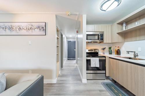 an open kitchen and living room in a apartment at Interurban Suites Hotel in Tukwila