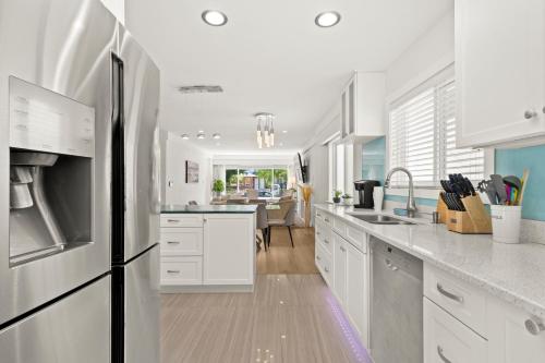 Кухня или мини-кухня в Cozy 3BR Holiday Retreat 2 Free Parking AC King BD
