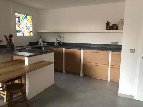 una cocina con fregadero y encimera en villa Bikini Bormes les mimosas, en Bormes-les-Mimosas