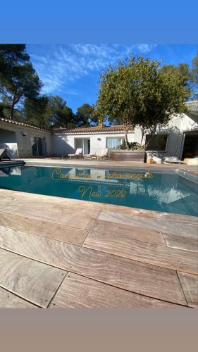 une piscine devant une maison dans l'établissement villa Bikini Bormes les mimosas, à Bormes-les-Mimosas