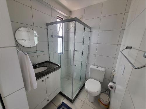 レシフェにあるConfortável apartamento com 2 quartos, sendo um suíte, varanda, ampla sala, cozinha área de serviço e banheiro socialのトイレ、洗面台、鏡のあるバスルーム