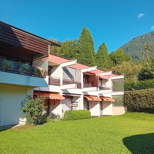 ein Gebäude mit einem Rasen davor in der Unterkunft Ferienwohnung Watzmann Nesterl in Berchtesgaden