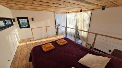 サルタにあるCabaña del Cedro Azul, San Lorenzoのベッドルーム1室(オレンジ色の枕2つ付)