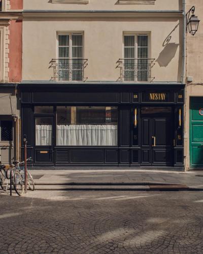 une vitrine d'un musée dans une rue de la ville dans l'établissement Nestay Sentier, à Paris