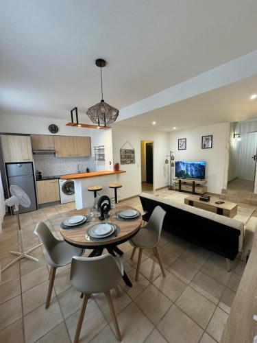 un salon avec une table et un canapé dans l'établissement Charmant appartement en Hypercentre de Castelnaudary, à Castelnaudary