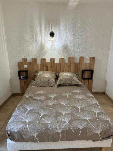 Ένα ή περισσότερα κρεβάτια σε δωμάτιο στο Charmant appartement en Hypercentre de Castelnaudary