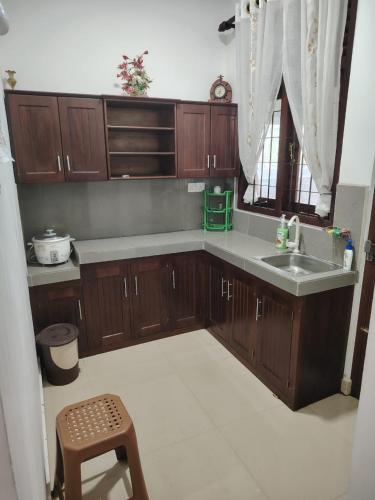 Dapur atau dapur kecil di Nindana Holiday Home