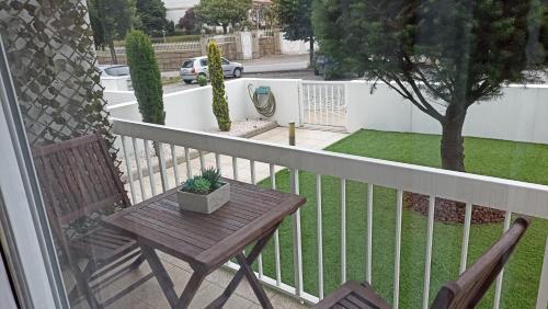 une table et deux chaises sur un balcon dans l'établissement Retiro da Magnólia, à Sobrosa