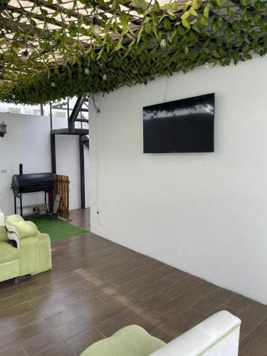 Una televisión o centro de entretenimiento en Hermosa villa Gabriel