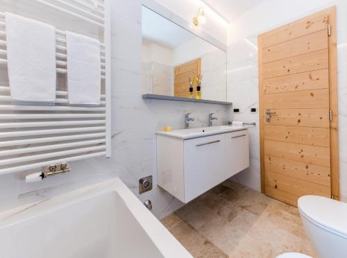 Ένα μπάνιο στο Apartments Rainer - Val Gardena
