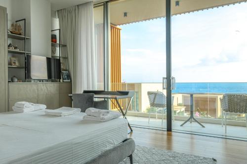 เตียงในห้องที่ Superior Villa
