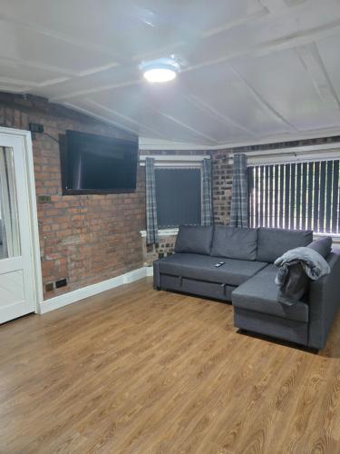 TV a/nebo společenská místnost v ubytování Rainsough Cottage Guest House - Sleeps upto 8 with ensuite - Free Parking & WiFi