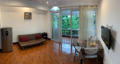 a living room with a couch and a table at Apartamento Tulül in San Martín Zapotitlán