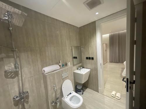 un bagno con wc, doccia e lavandino di روح ريزدنس Rawh Residence a Riyad