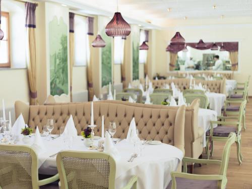 a dining room with white tables and chairs at Schloss Thalheim in Sankt Pölten