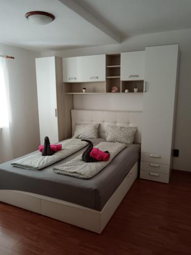 Una cama o camas en una habitación de Apartment EMMA