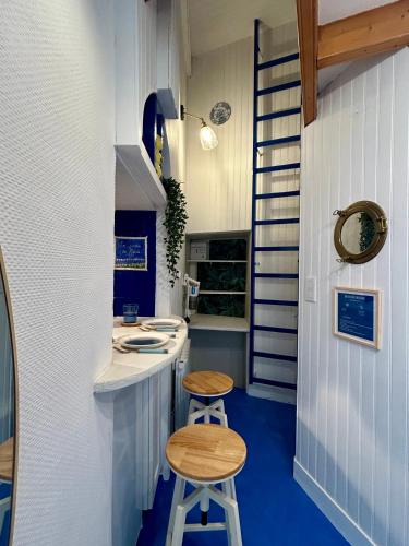 une petite maison avec deux tabourets et un comptoir dans l'établissement Gaïa, à Vannes