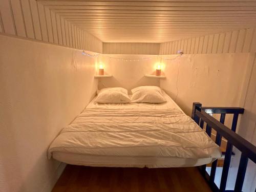 Ce lit se trouve dans un dortoir doté de deux lumières. dans l'établissement Gaïa, à Vannes