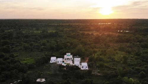 O pôr ou nascer do sol visto da villa ou dos arredores