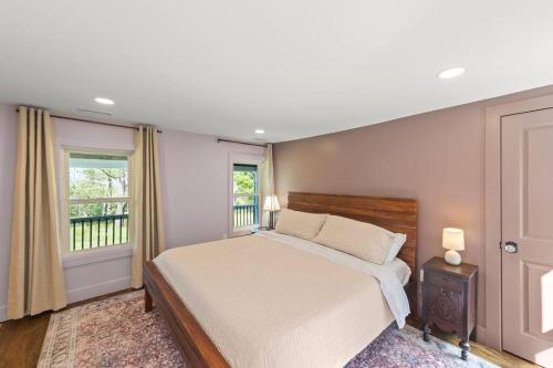 Katil atau katil-katil dalam bilik di Cabin on 17 acres by National Forest