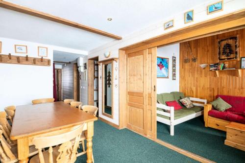 une salle à manger avec une table et un canapé dans l'établissement Résidence Le Squaw Valley - DUPLEX 3 Pièces 7/8 pers - LE SQUAW VALLEY - PLAGNE VILLAGES MAE-1734, à Aime La Plagne