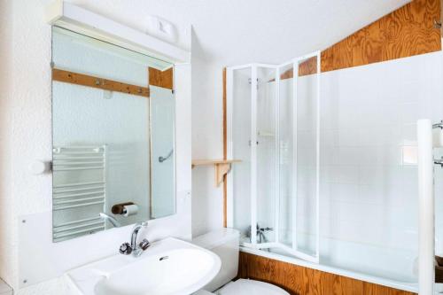 biała łazienka z umywalką i lustrem w obiekcie Résidence Le Squaw Valley - DUPLEX 3 Pièces 7/8 pers - LE SQUAW VALLEY - PLAGNE VILLAGES MAE-1734 w Aime La Plagne