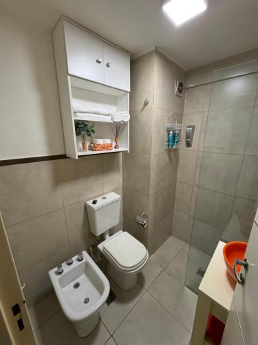 a small bathroom with a toilet and a sink at Hermoso y completo departamento centrico in La Rioja