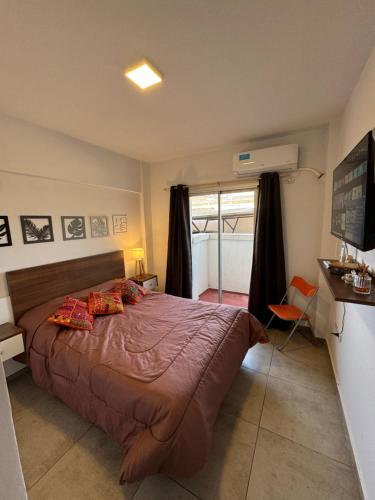 a bedroom with a large bed and a window at Hermoso y completo departamento centrico in La Rioja
